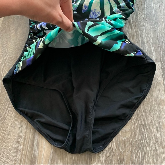 One piece swimsuit, gathered turquoise pattern and black, size 6 - Picture 2 of 6